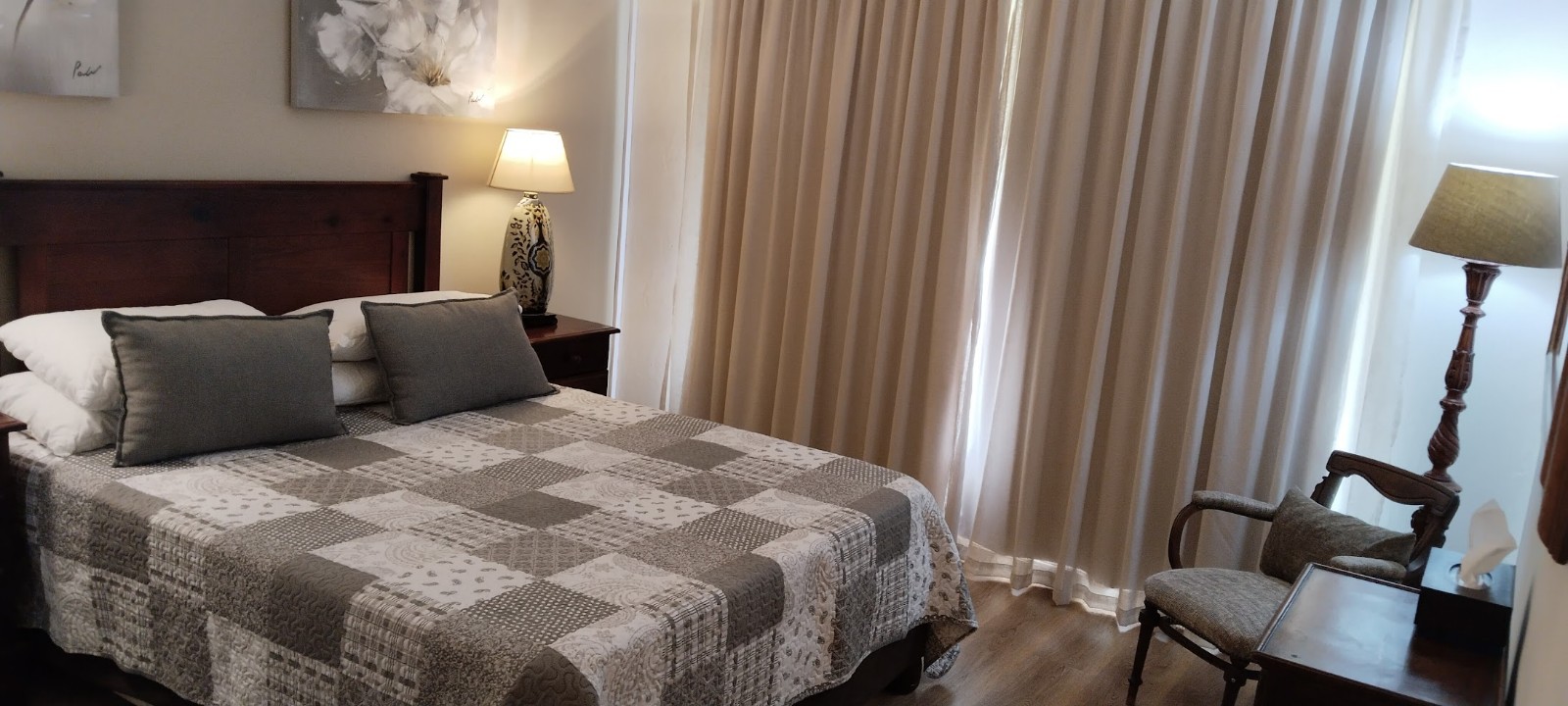 Gate House - En-suite bedroom