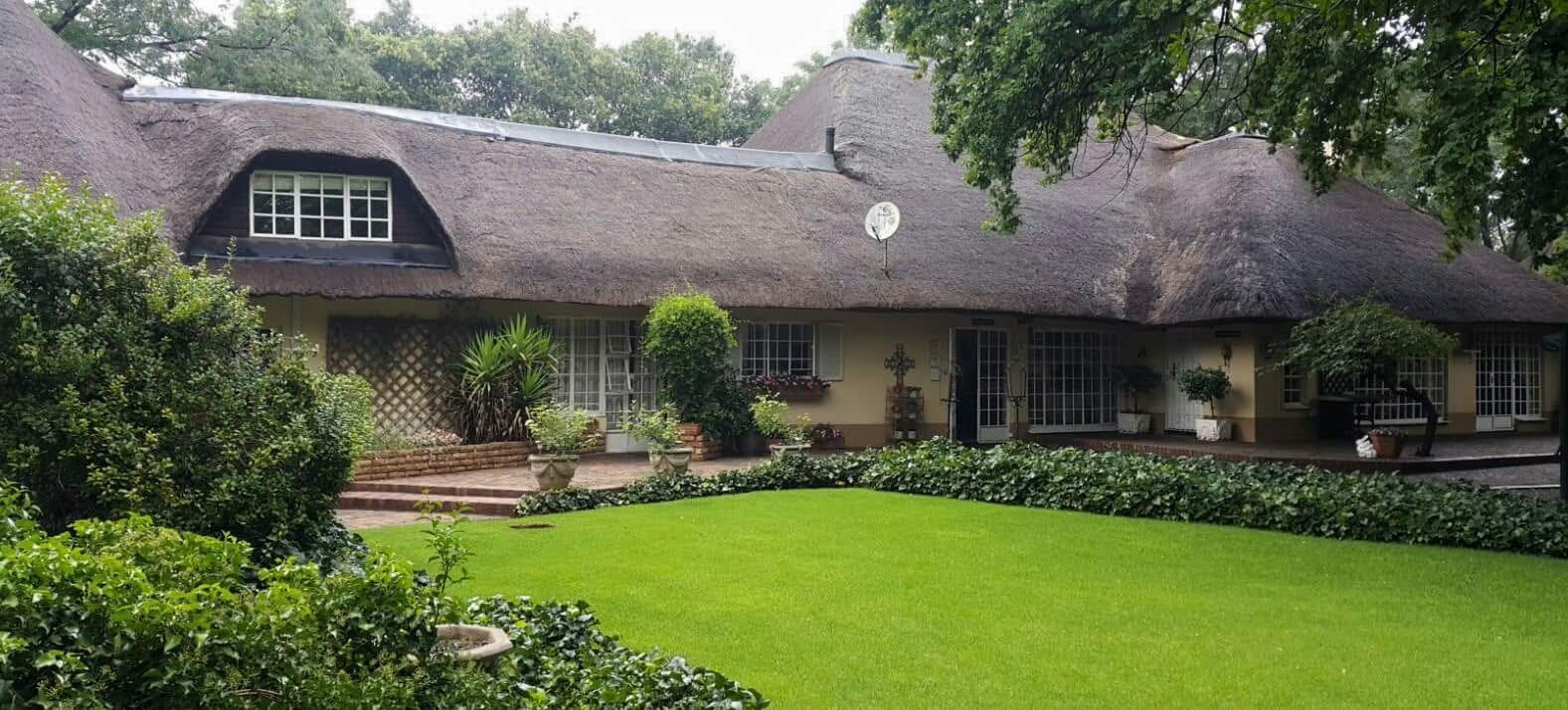 The Village Guest House - Thatched roof cottage with beautiful gardens